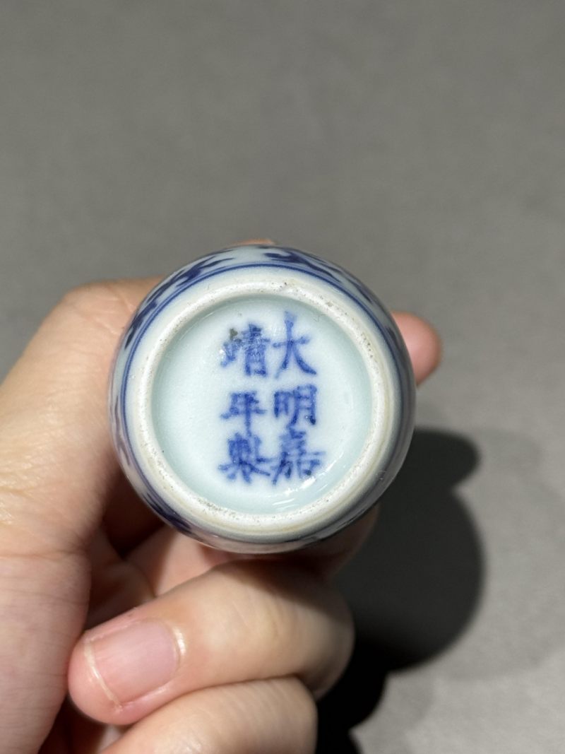    清康熙 青花缠枝花卉纹小瓶 - 图6