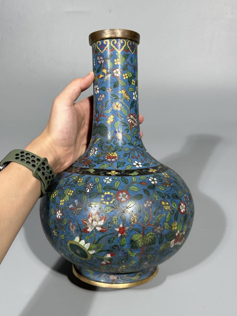    清 铜胎掐丝珐琅缠枝花卉纹赏瓶 - 图5