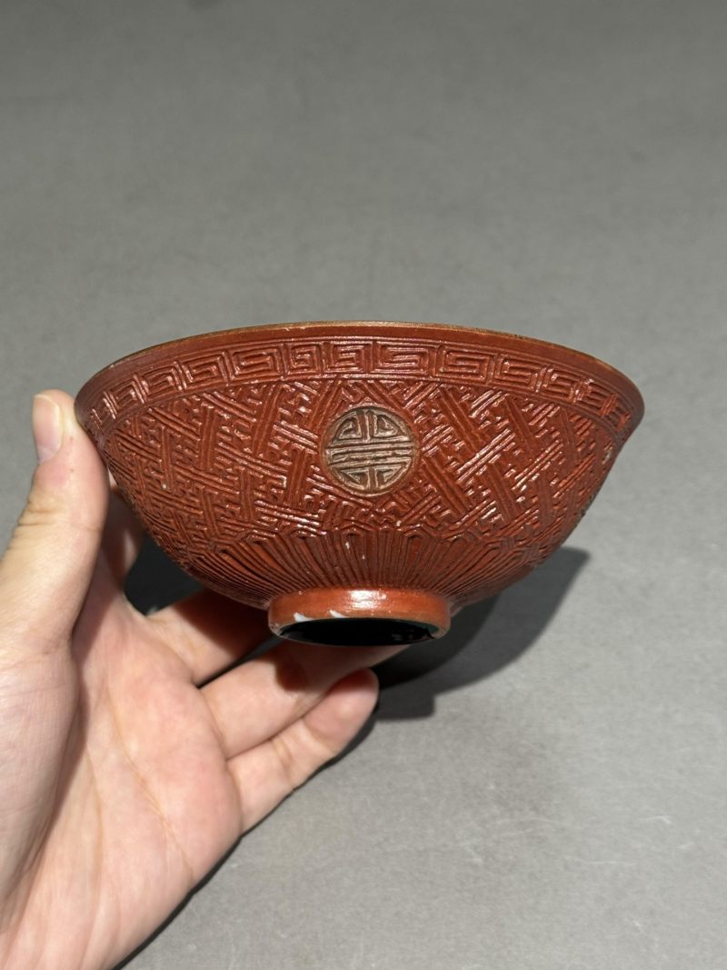    清乾隆 仿雕漆红釉锦地团寿纹碗 - 图2