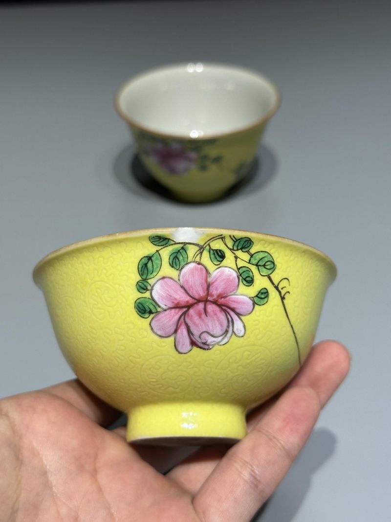    清乾隆 黄地轧道粉彩花卉纹杯碗 一组（两件） - 图9