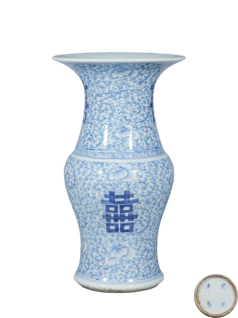    清中期 青花缠枝莲纹喜字纹凤尾尊