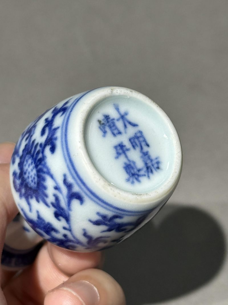    清康熙 青花缠枝花卉纹小瓶 - 图7
