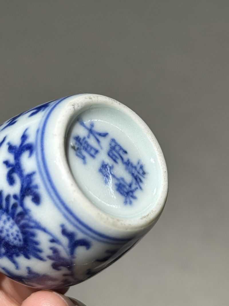    清康熙 青花缠枝花卉纹小瓶 - 图8