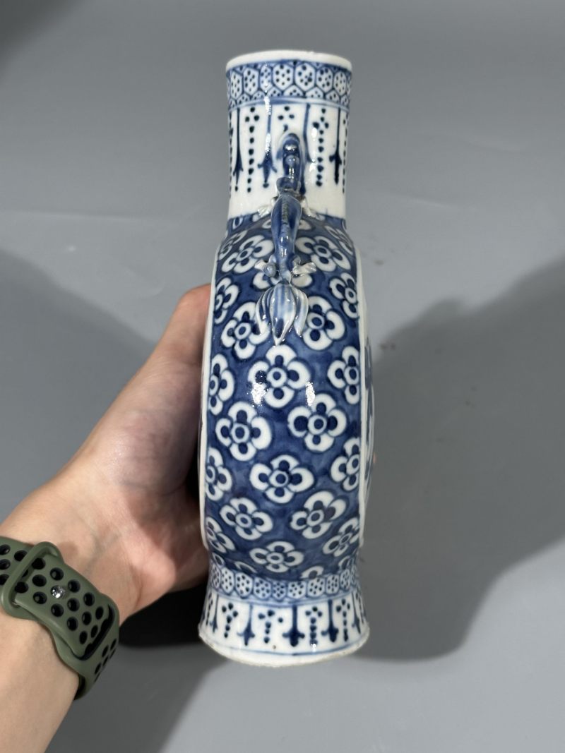    清晚期 青花开窗人物纹魑龙耳抱月瓶 一组(两件) - 图16