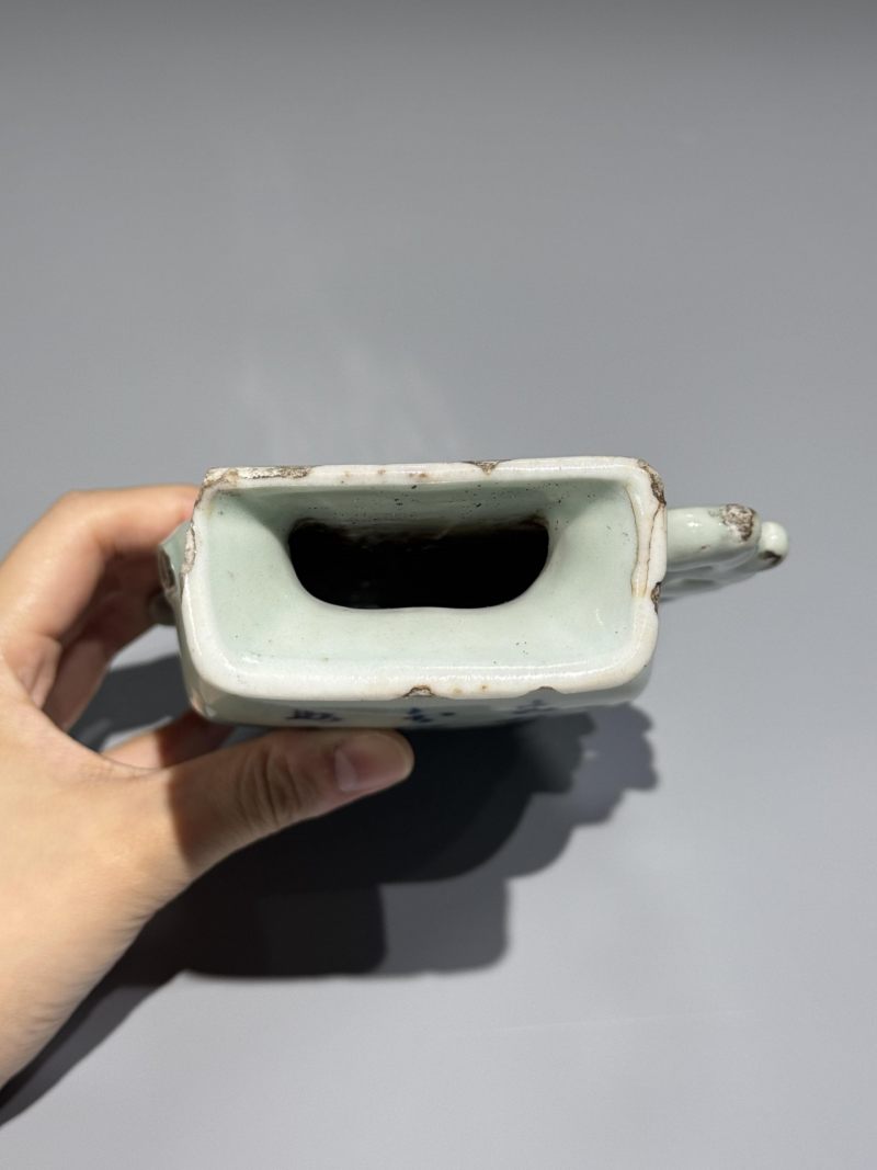    清乾隆 豆青釉青花诗文如意耳璧瓶 - 图8