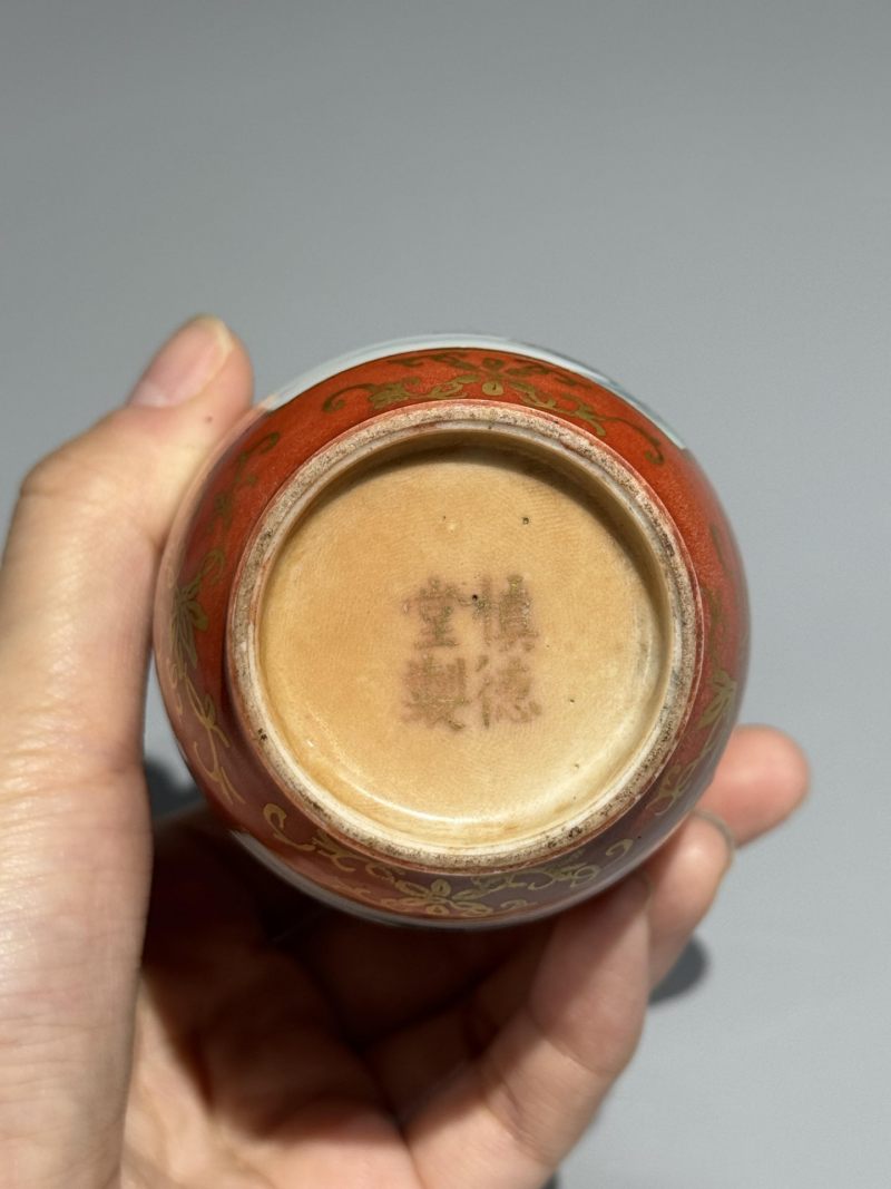    清晚期 珊瑚红地描金开窗粉彩山水纹灯笼瓶 - 图3