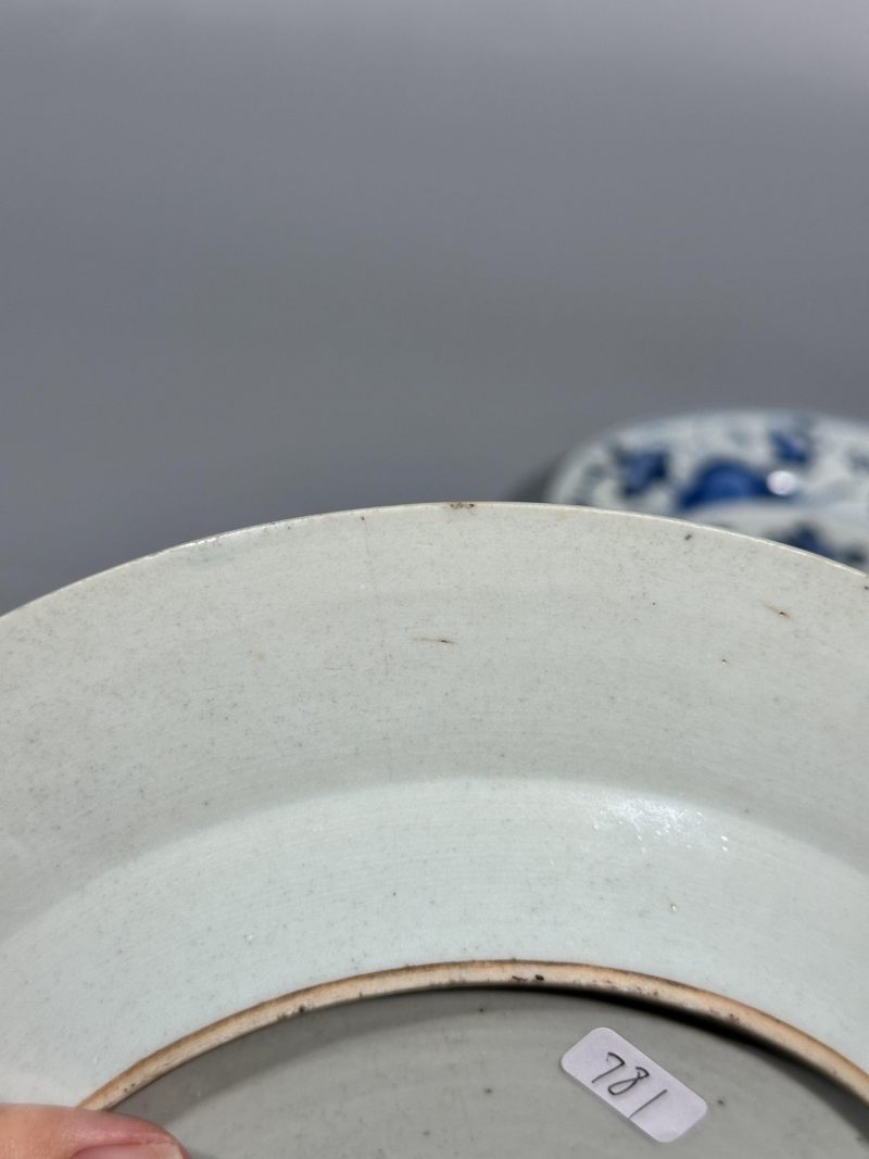    清乾隆 广彩开光庭院人物纹盘 青花折枝花卉纹盘 一组两件 - 图11