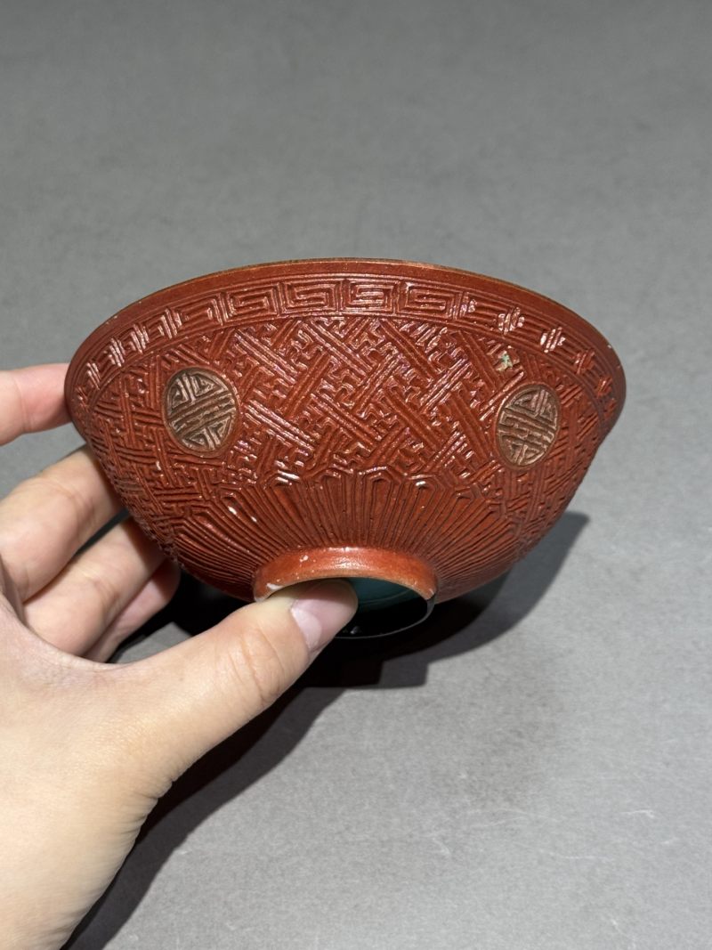    清乾隆 仿雕漆红釉锦地团寿纹碗 - 图4