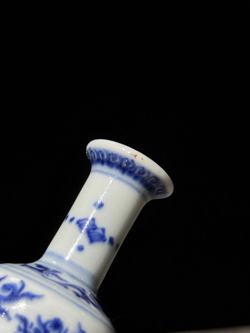    清康熙 青花缠枝花卉纹小瓶 - 图9