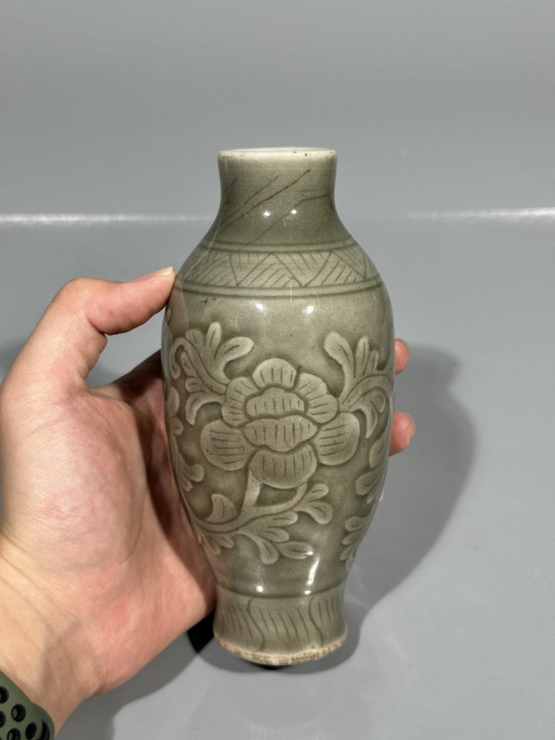    清乾隆 仿龙泉窑模印花卉纹梅瓶 - 图2