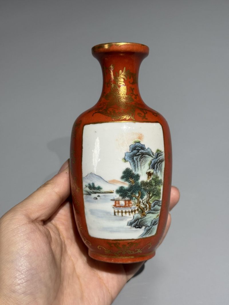    清晚期 珊瑚红地描金开窗粉彩山水纹灯笼瓶 - 图4