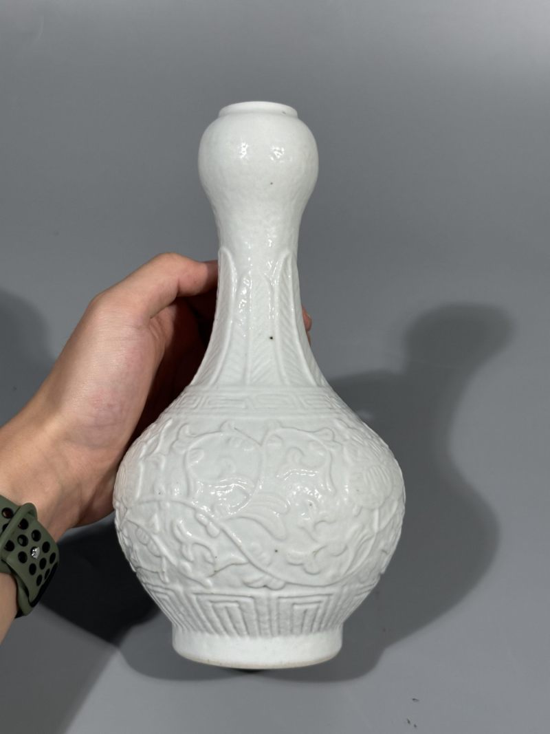    清乾隆 白釉模印缠枝花蒜头瓶 - 图3