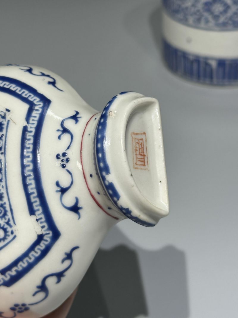    清乾隆 蓝料花卉纹笔筒、壁瓶一组(两件) - 图7