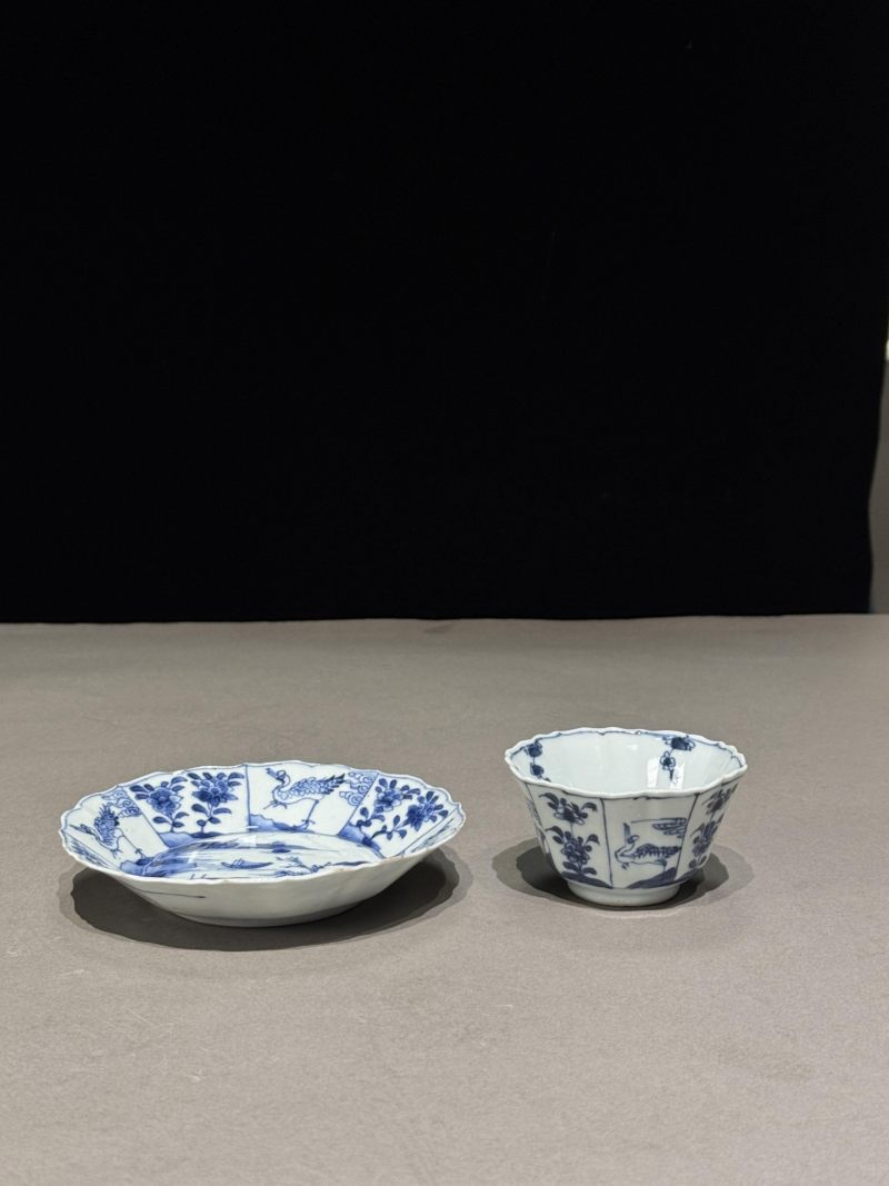    清康熙 青花山水鹤纹花口杯、碟 （一组两件） - 图2