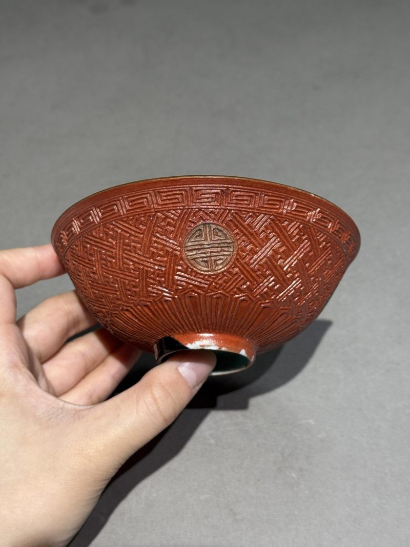   清乾隆 仿雕漆红釉锦地团寿纹碗 - 图6