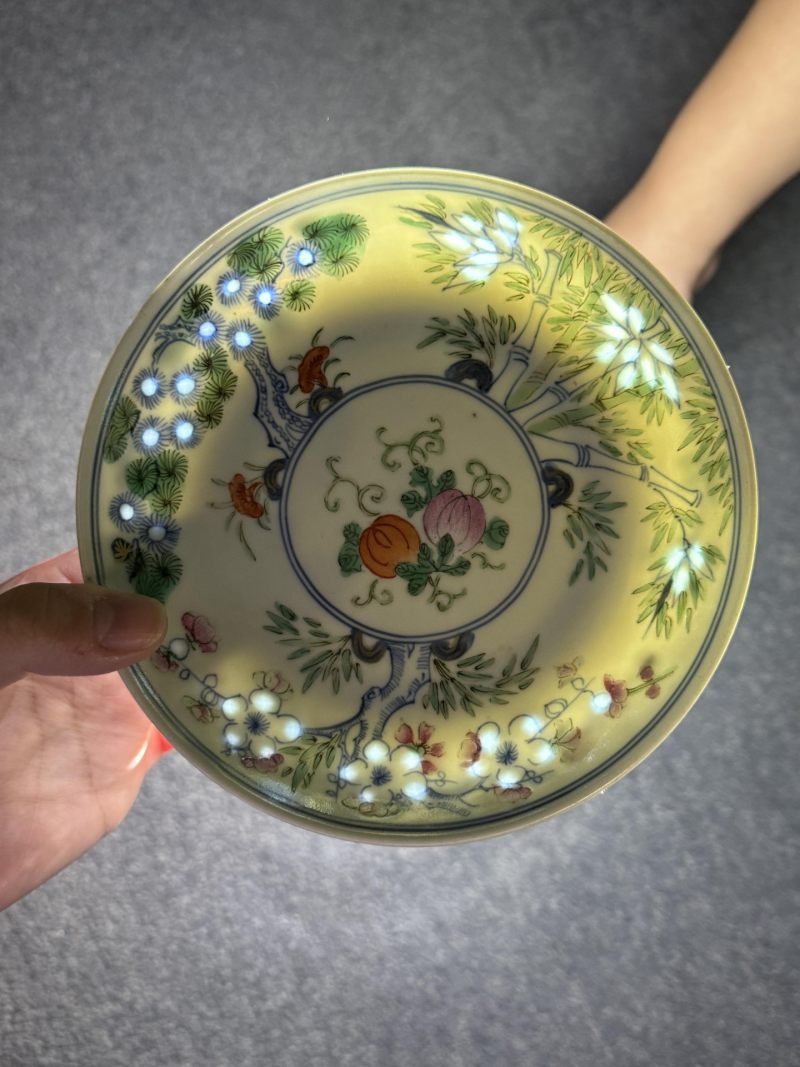    清嘉庆 青花粉彩玲珑瓷岁寒三友盘 - 图3