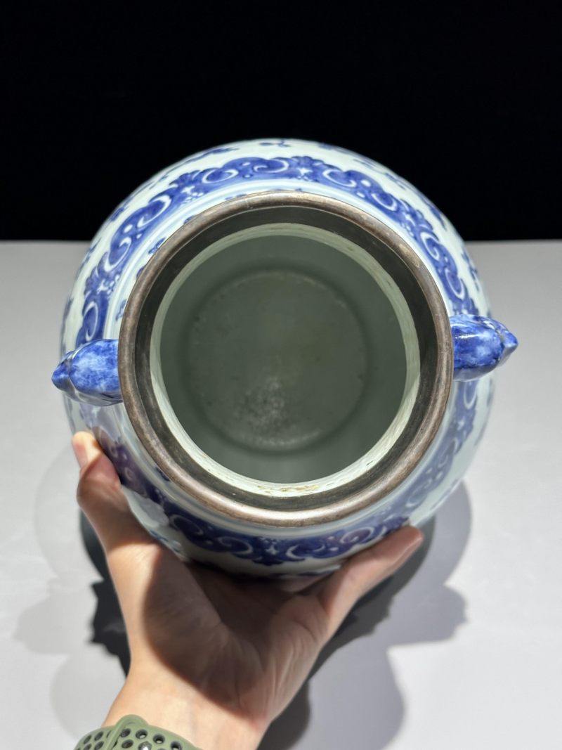    清乾隆 青花缠枝莲纹象耳瓶 - 图3