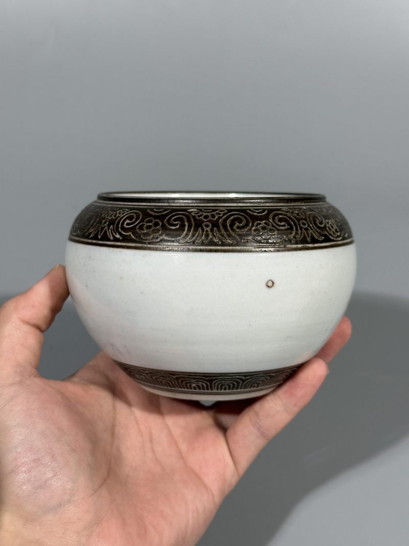   清中期 白釉墨地刻缠枝花卉纹水盂 - 图3