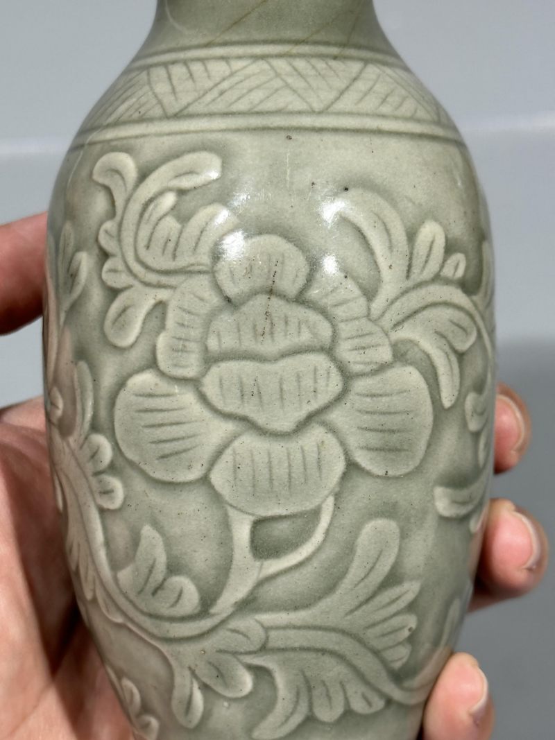    清乾隆 仿龙泉窑模印花卉纹梅瓶 - 图5