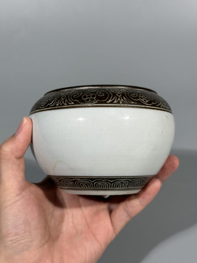    清中期 白釉墨地刻缠枝花卉纹水盂 - 图4