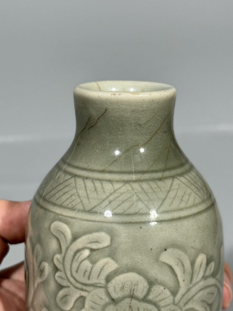    清乾隆 仿龙泉窑模印花卉纹梅瓶 - 图6