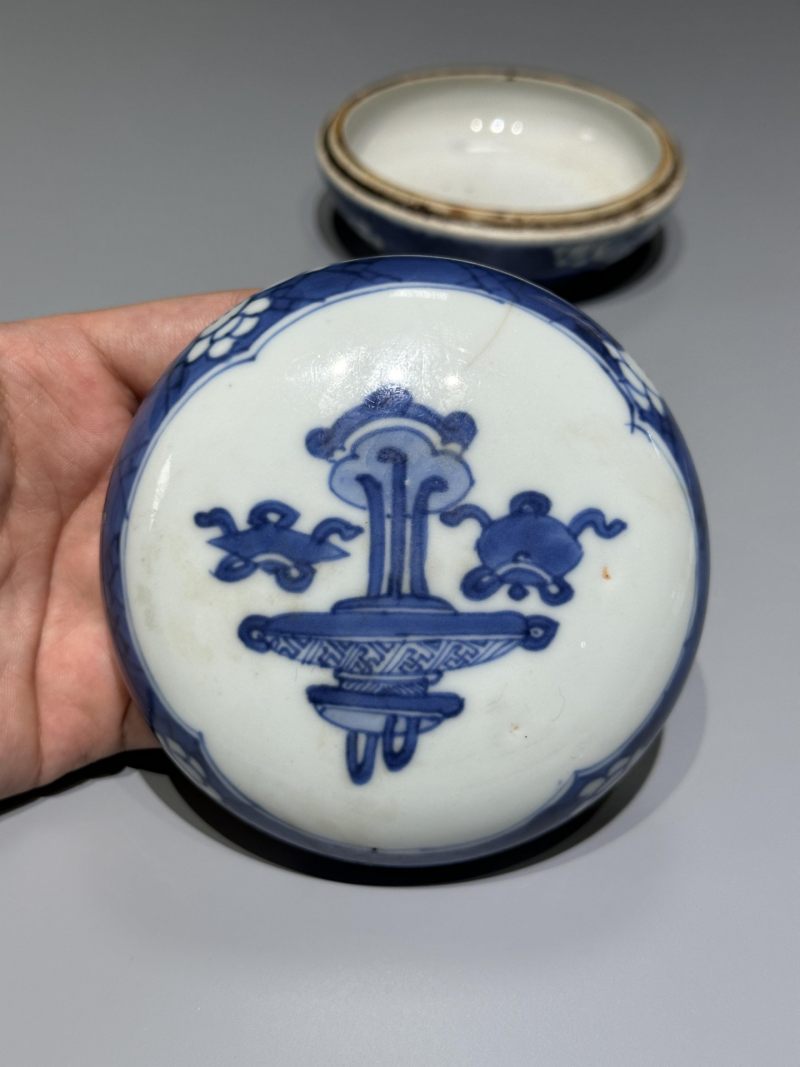    清康熙 青花开窗博古纹印盒 - 图3