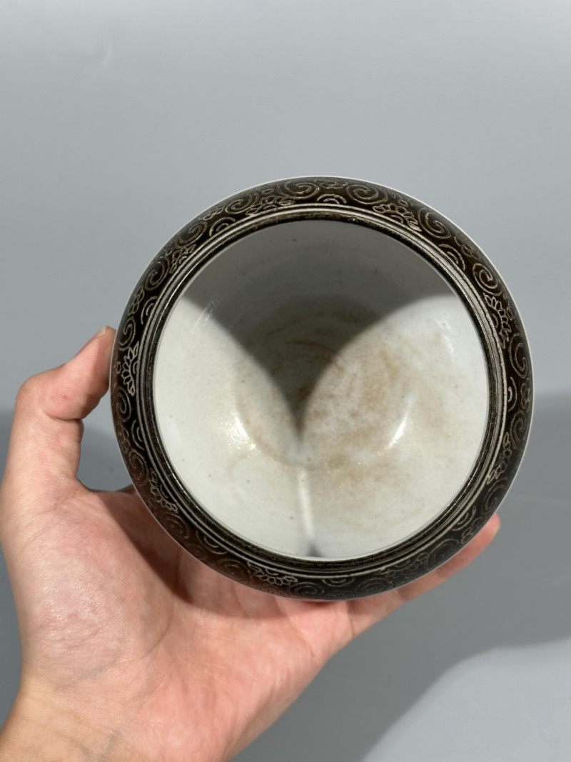    清中期 白釉墨地刻缠枝花卉纹水盂 - 图5