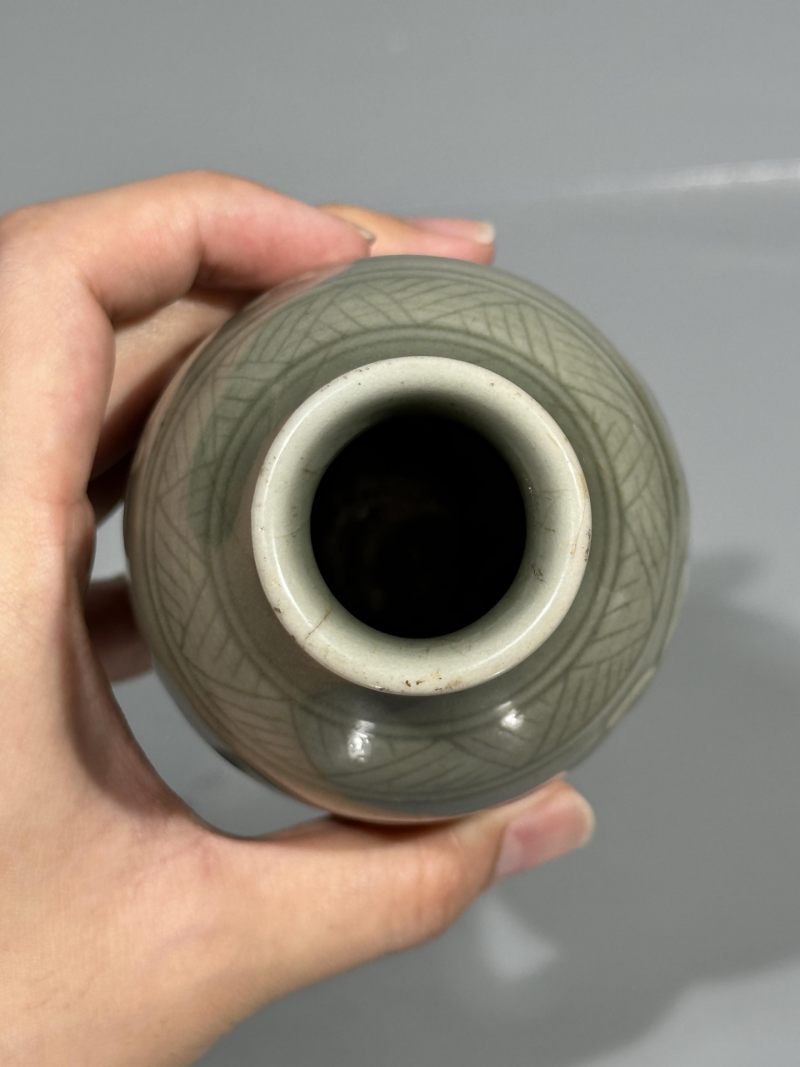    清乾隆 仿龙泉窑模印花卉纹梅瓶 - 图7