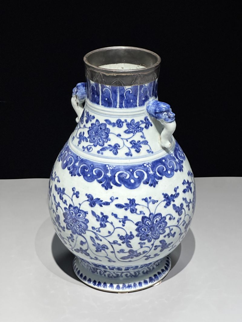    清乾隆 青花缠枝莲纹象耳瓶 - 图6