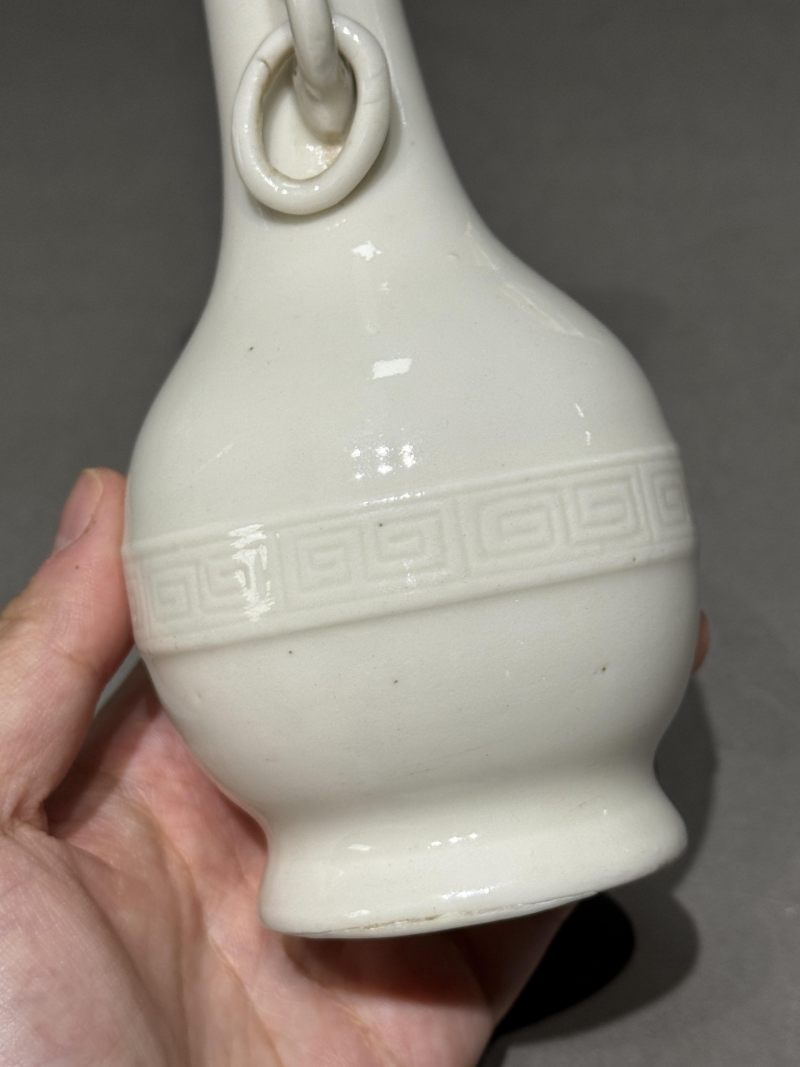    清早期 德化窑回纹如意耳活环长颈瓶 - 图7