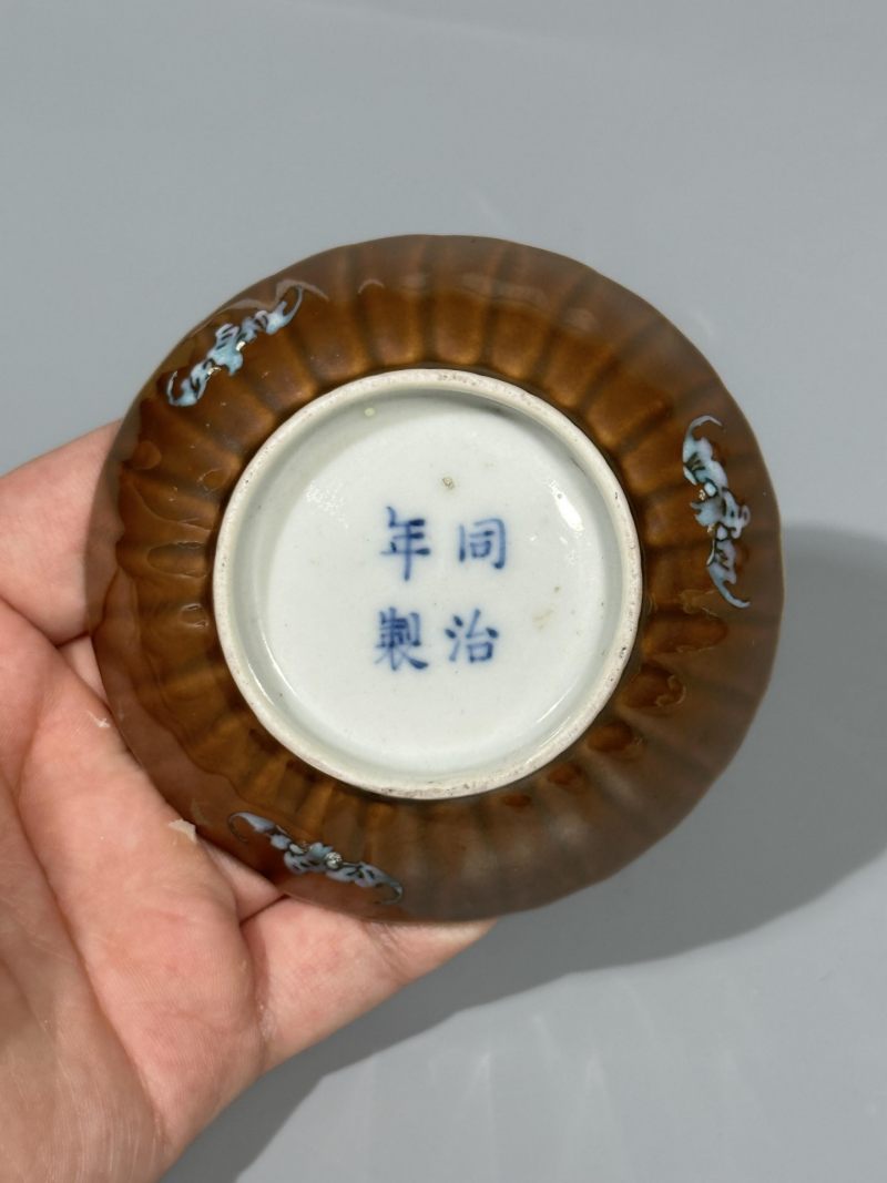    清同治 酱釉粉彩花卉纹菊瓣小碟 - 图6