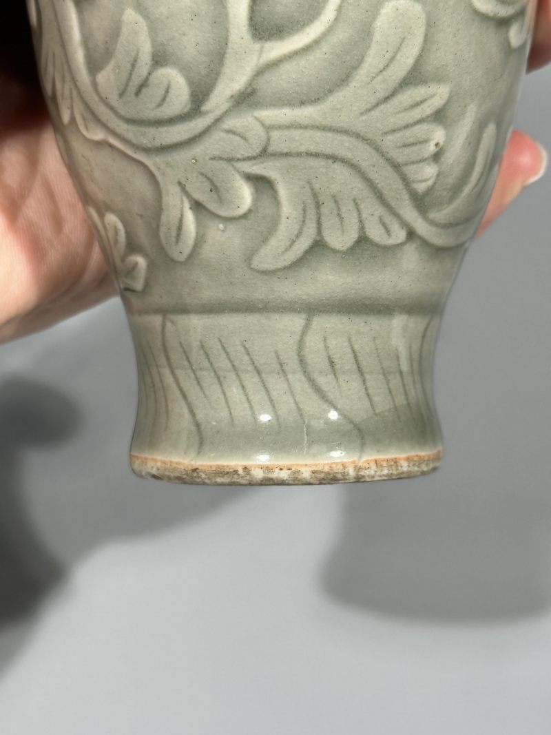    清乾隆 仿龙泉窑模印花卉纹梅瓶 - 图8