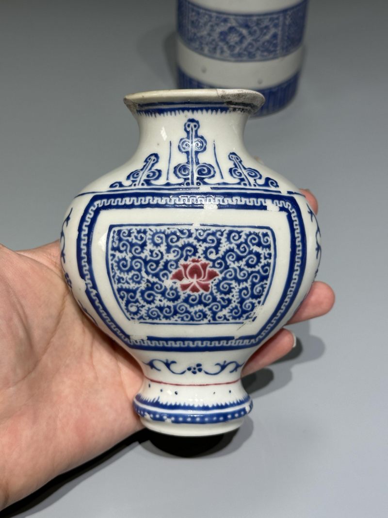    清乾隆 蓝料花卉纹笔筒、壁瓶一组(两件) - 图3