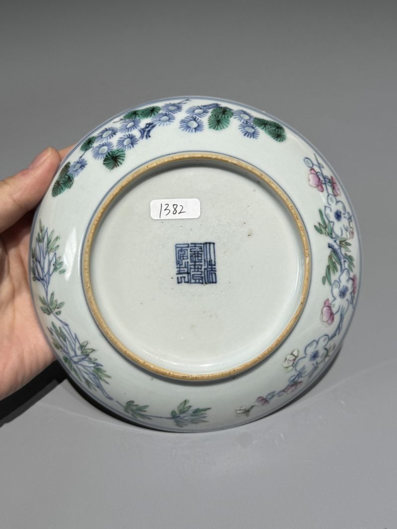    清嘉庆 青花粉彩玲珑瓷岁寒三友盘 - 图8