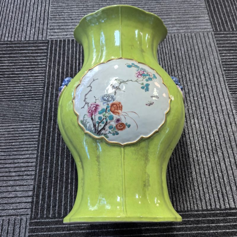 清晚期 苹果绿地粉彩开窗花鸟纹海棠尊 - 图7
