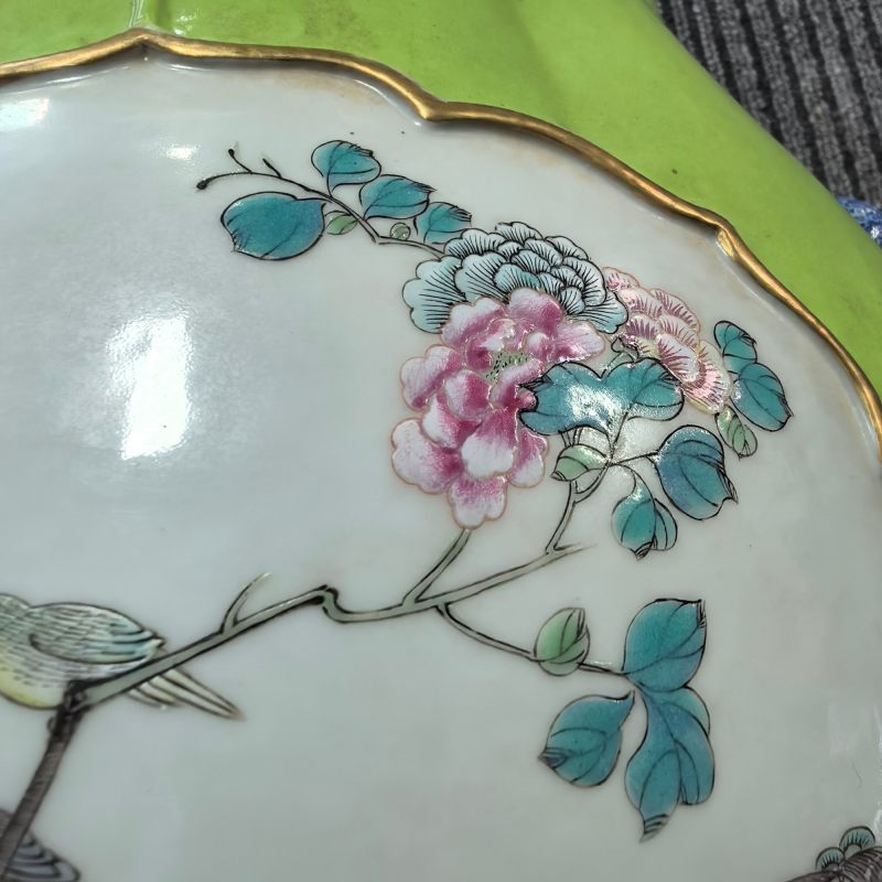 清晚期 苹果绿地粉彩开窗花鸟纹海棠尊 - 图11