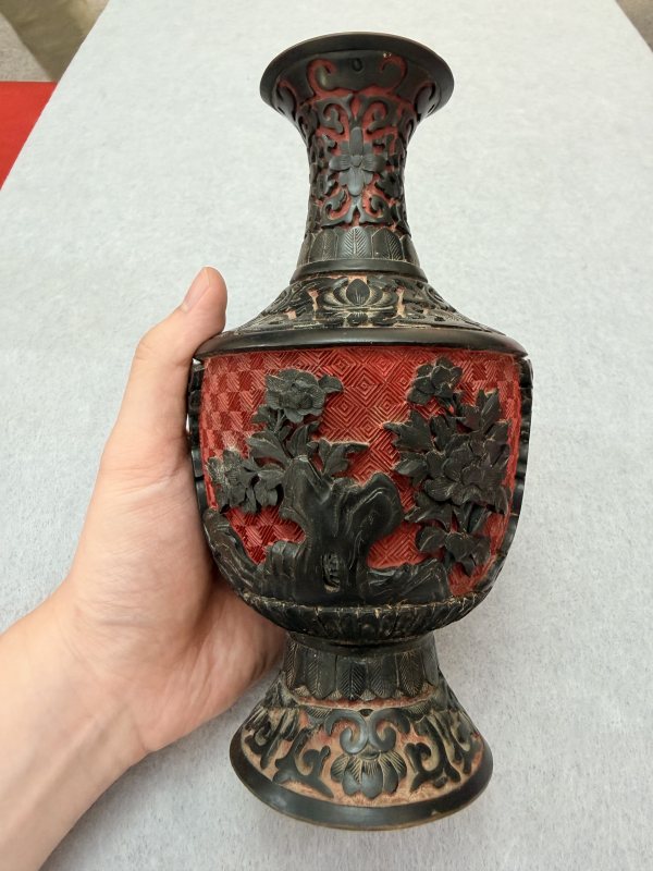 SF702 剔黑人物长颈瓶 - 图7