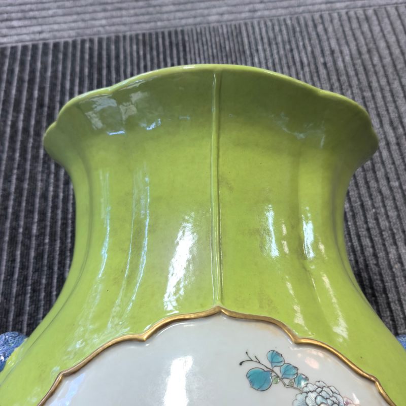 清晚期 苹果绿地粉彩开窗花鸟纹海棠尊 - 图8
