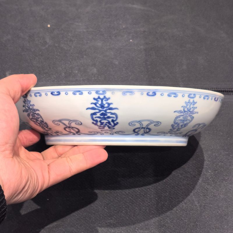 清乾隆 青花忍冬纹寿字盘 - 图7