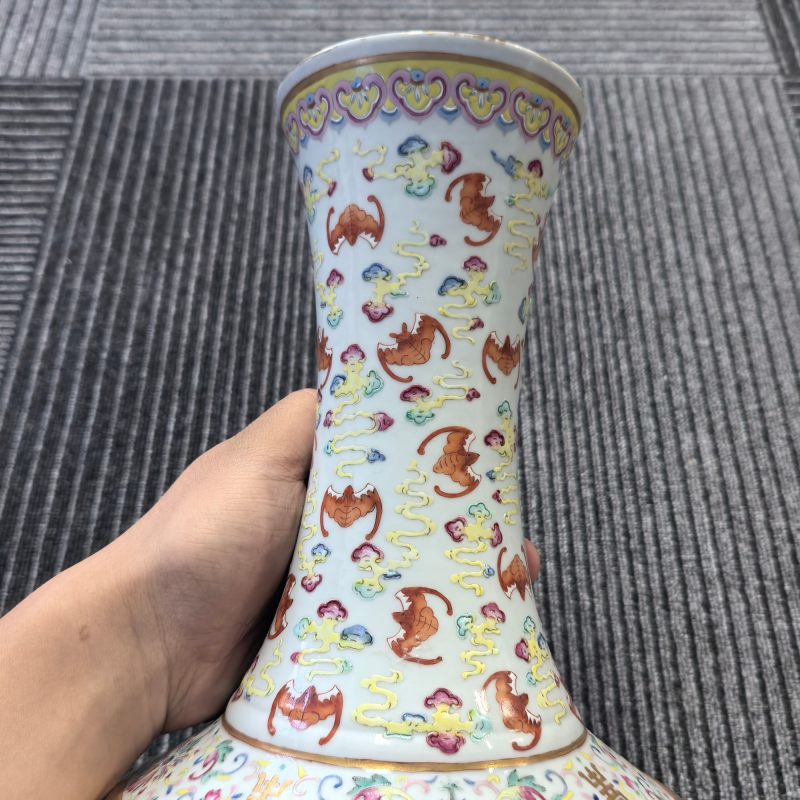 清宣统 粉彩云蝠纹玉堂春瓶 - 图6