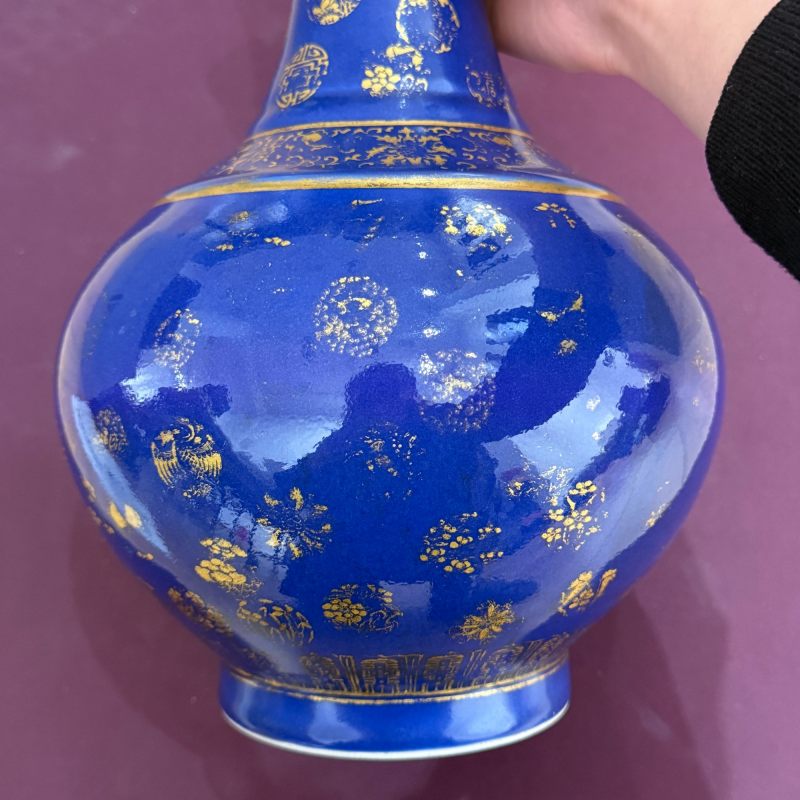 清光绪 霁蓝描金皮球花纹玉堂春瓶 - 图9