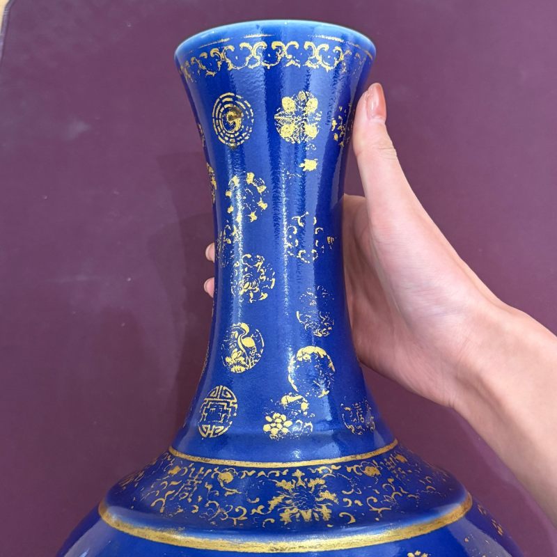 清光绪 霁蓝描金皮球花纹玉堂春瓶 - 图10