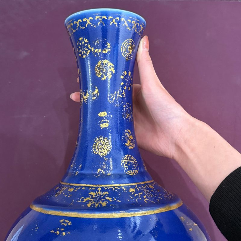 清光绪 霁蓝描金皮球花纹玉堂春瓶 - 图12