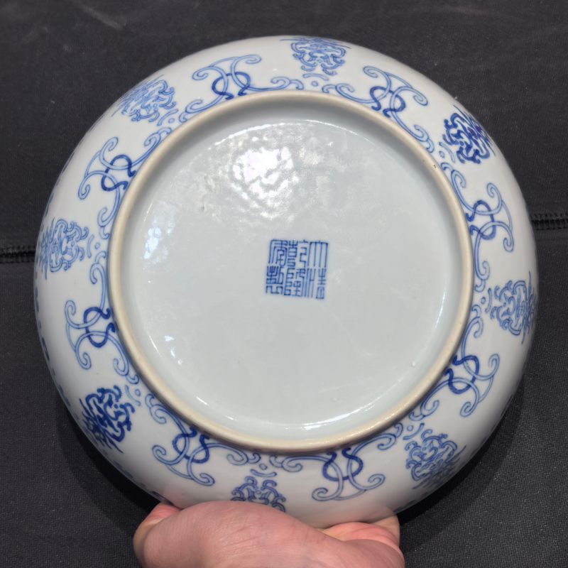 清乾隆 青花忍冬纹寿字盘 - 图8