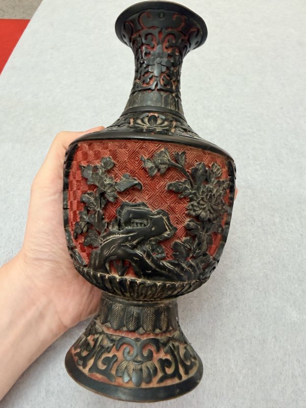 SF702 剔黑人物长颈瓶 - 图5