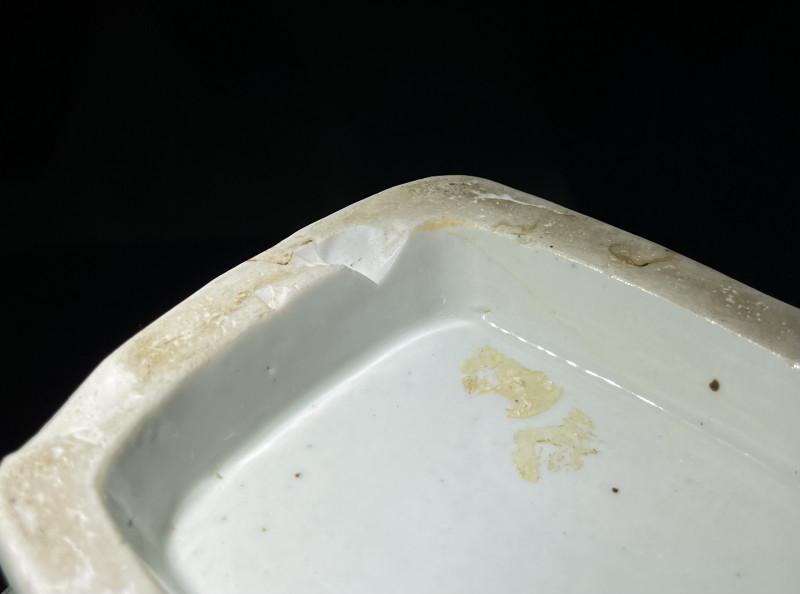 清乾隆 豆青釉开窗青花山水人物纹贯耳瓶 - 图12
