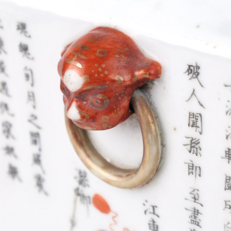 清晚期 粉彩无双谱人物纹四方兽耳瓶 - 图3