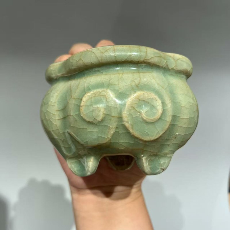 明代 龙泉窑青釉如意纹葵口三足炉 - 图6