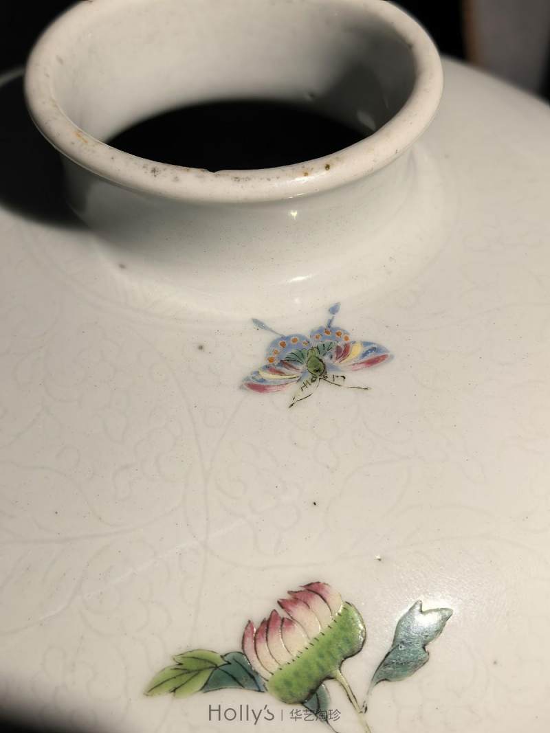 清雍正 白釉暗刻缠枝莲粉彩萱寿延龄图梅瓶 - 图54