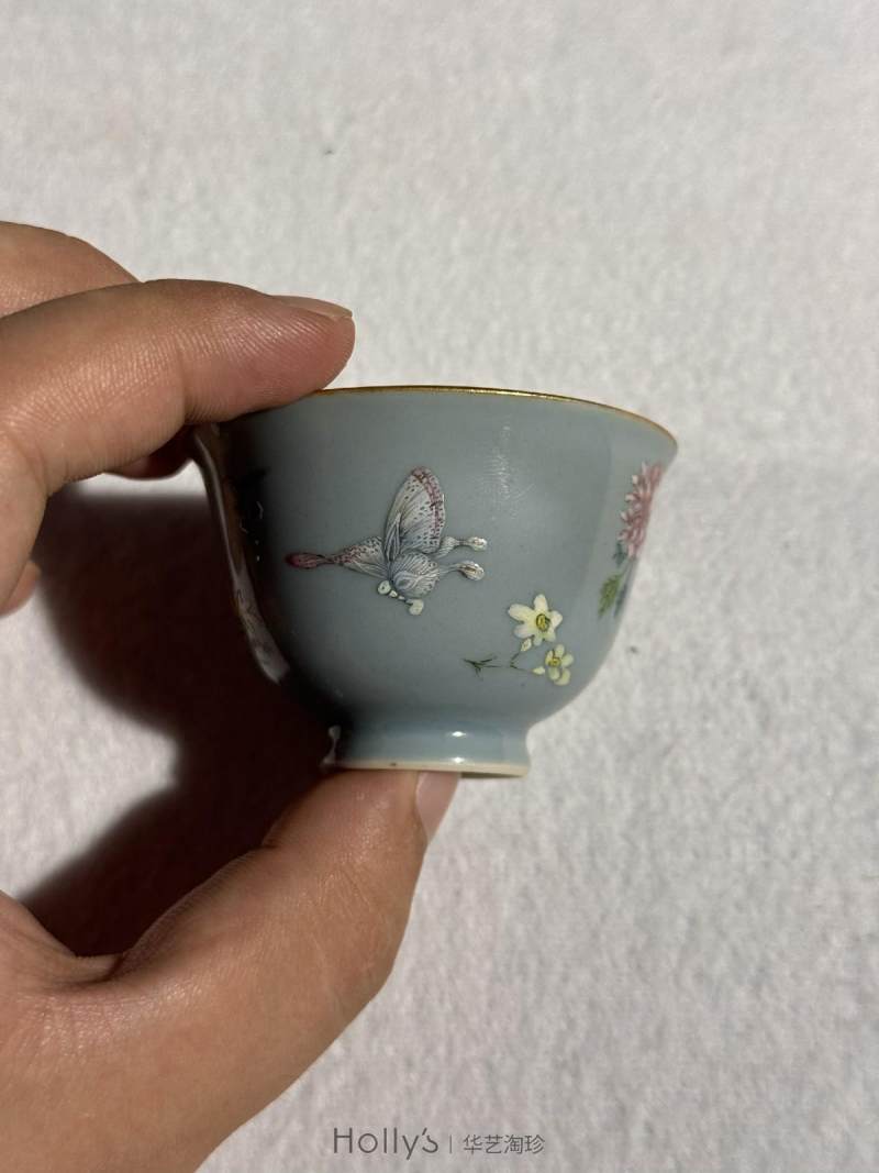 清乾隆 天蓝釉粉彩花蝶杯 - 图10
